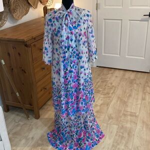 1960 Levoy’s housecoat & nightgown set